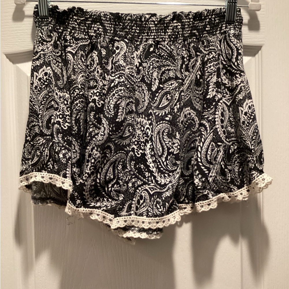 High-Waist Paisley Print Women’s Shorts with Lace Trim - Black/White